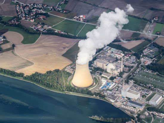 Wasserdampf steigt aus dem Kühlturm des Atomkraftwerks (AKW) Isar 2.