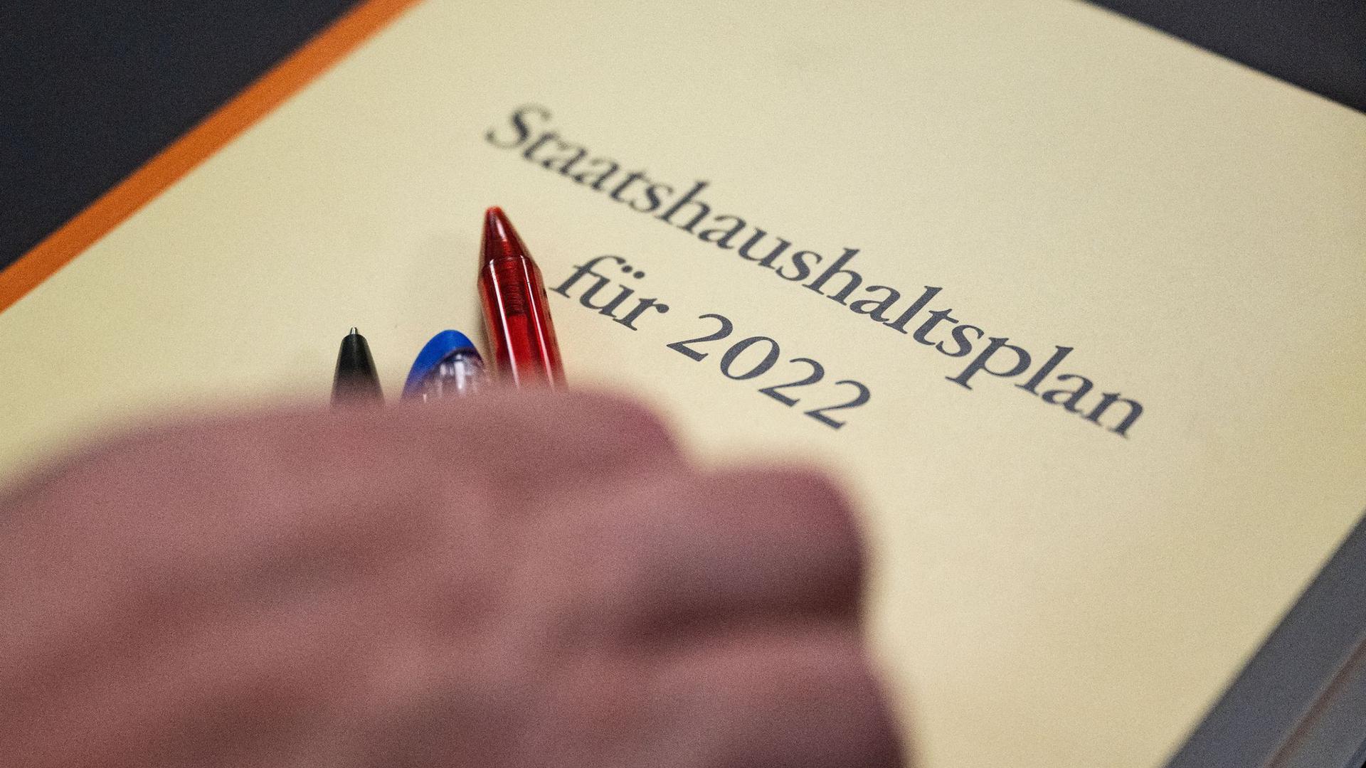 Der Staatshaushaltsplan des Landes Baden-Württemberg für das Jahr 2022 – bei der Mitfinanzierung des Entlastungspakets der Bundesregierung haben die Länder noch Verhandlungsbedarf.