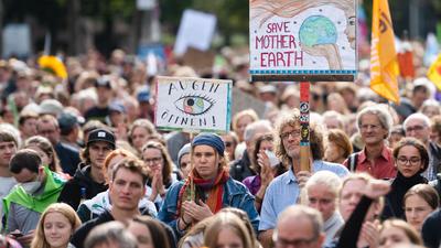 Die Klimaschutzbewegung Fridays For Future hat für diesen Freitag zu einem weltweiten Klimastreik aufgerufen – hier die Demo in Köln.