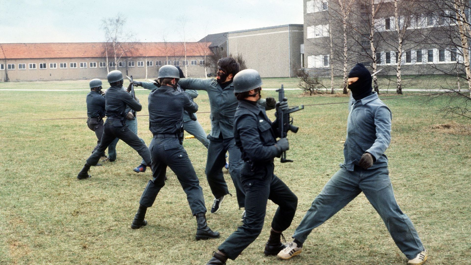 Mitglieder der Anti-Terroreinheit GSG 9 bei der Ausbildung im Nahkampf im Jahr 1979.