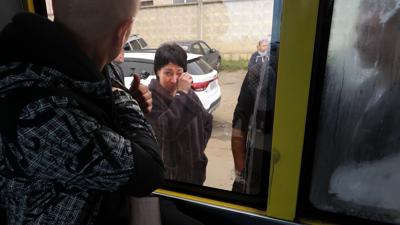 Ein russischer Rekrut blickt in Wolgograd beim Abschied durch ein Busfenster auf seine weinende Mutter.