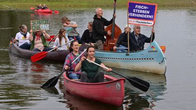 Protest auf dem Wasser: Mit Kanus und Transparenten begingen Umweltschützer in Kienitz bei Letschin den Internationalen Tag der Flüsse.