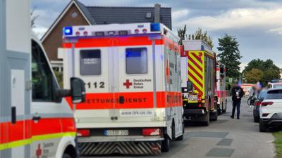 Rettungskräfte stehen vor dem Einfamilienhaus in Fürstenau.