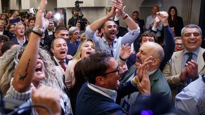 Aktivisten der rechtsextremen Partei „Fratella d'Italia“ (Brüder Italiens) feiern, als sie in ihrer Wahlzentrale in Rom erste Zahlen zur Wahl erfahren.