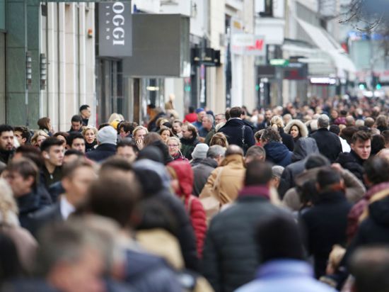 Dicht gedrängt laufen Menschen durch die Innenstadt: In Deutschland leben erstmals mehr als 84 Millionen Menschen.