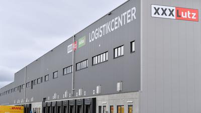 "Logistikcenter“ steht an der Fassade des XXXLutz E-Commerce-Logistikzentrums am „Erfurter Kreuz“.