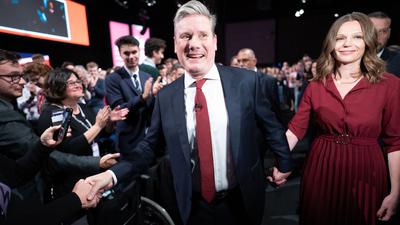 Nach seiner Rede auf dem Labour-Parteitag verlässt Parteivorsitzender Keir Starmer mit seiner Frau Victoria die Bühne.