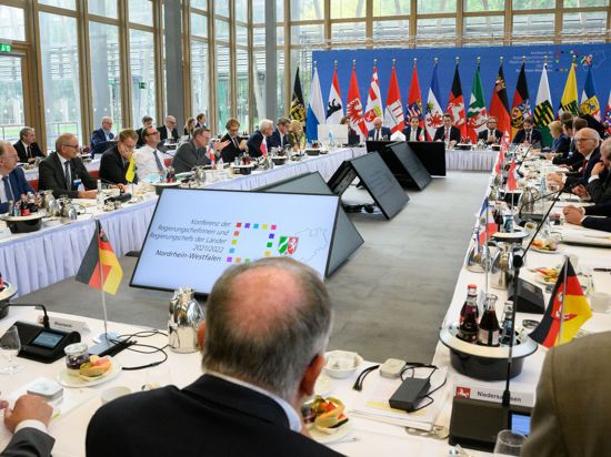 Die Regierungschefs der Länder bei der Ministerpräsidentenkonferenz in Berlin.