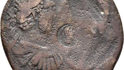 Auf einer römischen Bronzemünze ist eine Büste des römischen Kaisers Caracalla (l) geprägt.