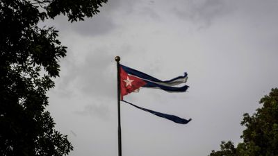 Eine kubanische Flagge, von „Ian“ zerfetzt: Nach dem verheerenden Hurrikan haben viele Menschen in Kuba weiter keinen Strom.