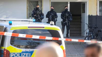 Polizisten stehen im Stadtteil Hackenbroich vor einem Kiosk. Hier wurde ein Mann erschossen. Die Polizei fahndete mit Dutzenden Beamten nach dem Schützen und nahm die Spurensicherung auf.