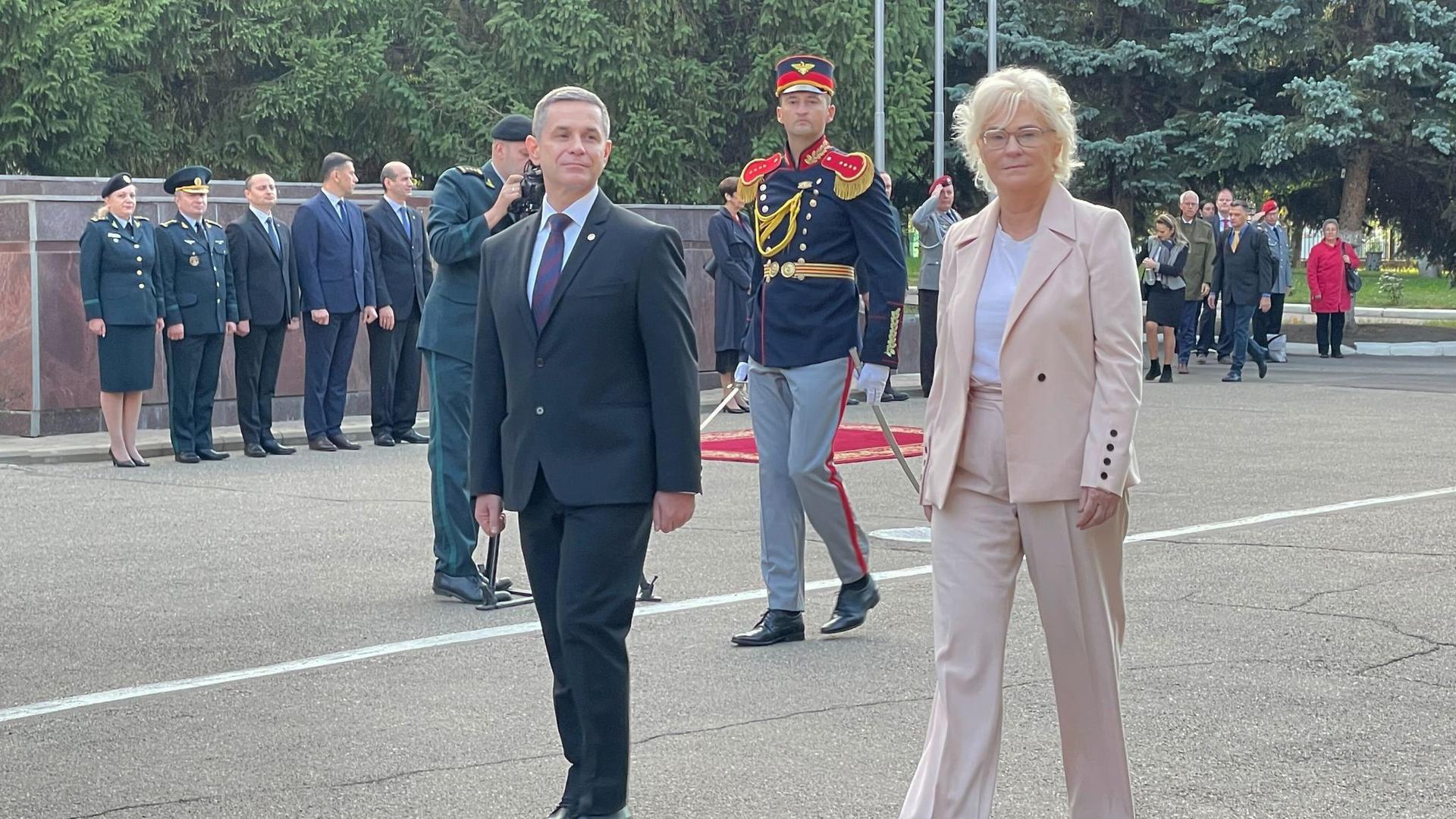 Verteidigungsministerin Christine Lambrecht schreitet neben ihrem Amtskollegen Anatolie Nosatii der Republik Moldau die Ehrengarde ab, während sie in der Hauptstadt Chisinau mit militärischen Ehren empfangen wird.