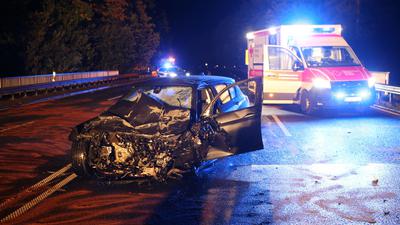 Autowrack an der Unfallstelle: Bei einem Zusammenstoß von zwei Autos auf der B27 bei Ebergötzen (Landkreis Göttingen) sind zwei Menschen ums Leben gekommen, zwei weitere sind schwer verletzt worden.