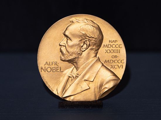 Die Literatur-Nobelpreis-Medaille, die dem deutschen Schriftsteller Günter Grass im Jahr 1999 verliehen wurde.