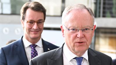 Hendrik Wüst (CDU, l) Ministerpräsident von Nordrhein-Westfalen, und Stephan Weil (SPD), Ministerpräsident von Niedersachsen geben nach der Ministerpräsidentenkonferenz in der Landesvertretung von Niedersachsen eine Pressekonferenz.