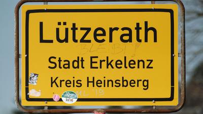 Das Ortsschild des Dorfes Lützerath, das zur Stadt Erkelenz gehört. Das Dorf soll dem Braunkohletagebau Garzweiler weichen.