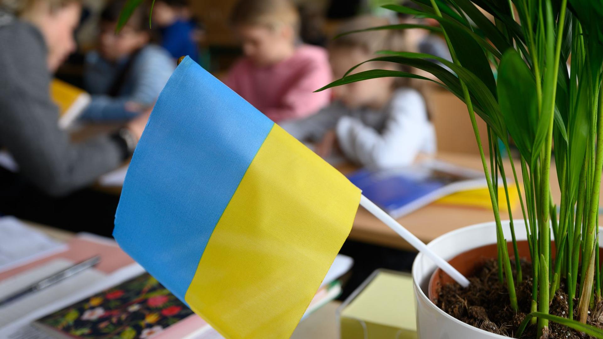 Grundschüler aus der Ukraine sitzen in einem Klassenzimmer in Dresden.