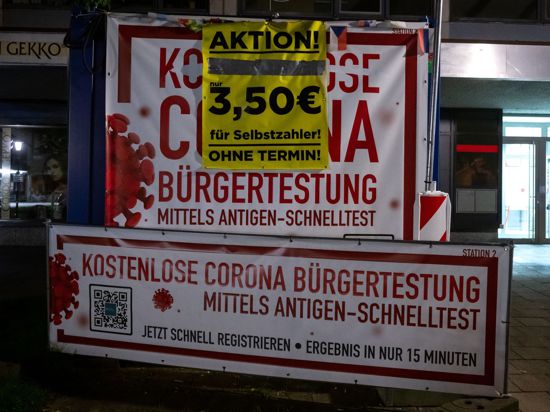 Werbung für ein Corona-Schnelltestcenter in München.