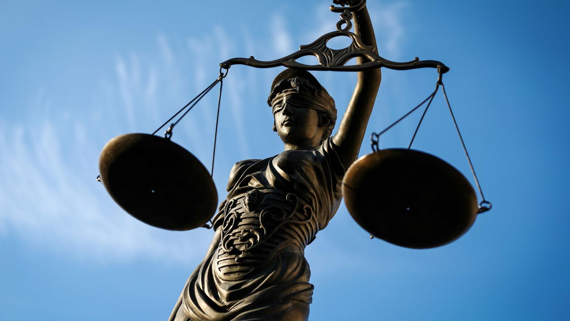 Justitia-Statue mit Waage: Ein wegen Mordes und Vergewaltigung verurteilter 19-Jähriger kommt wegen zu langer Verfahrensdauer aus der Untersuchungshaft frei.