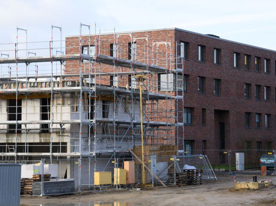 Mehrfamilienhäuser mit Wohnungen werden im Neubaugebiet Wasserstadt in Hannover gebaut.