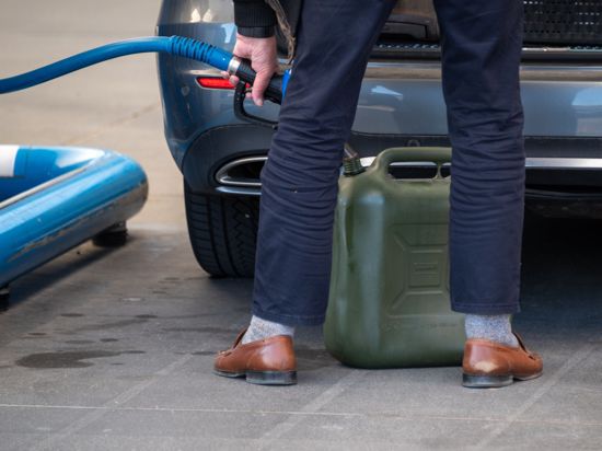 Ein Mann füllt einen Kanister mit Kraftstoff.