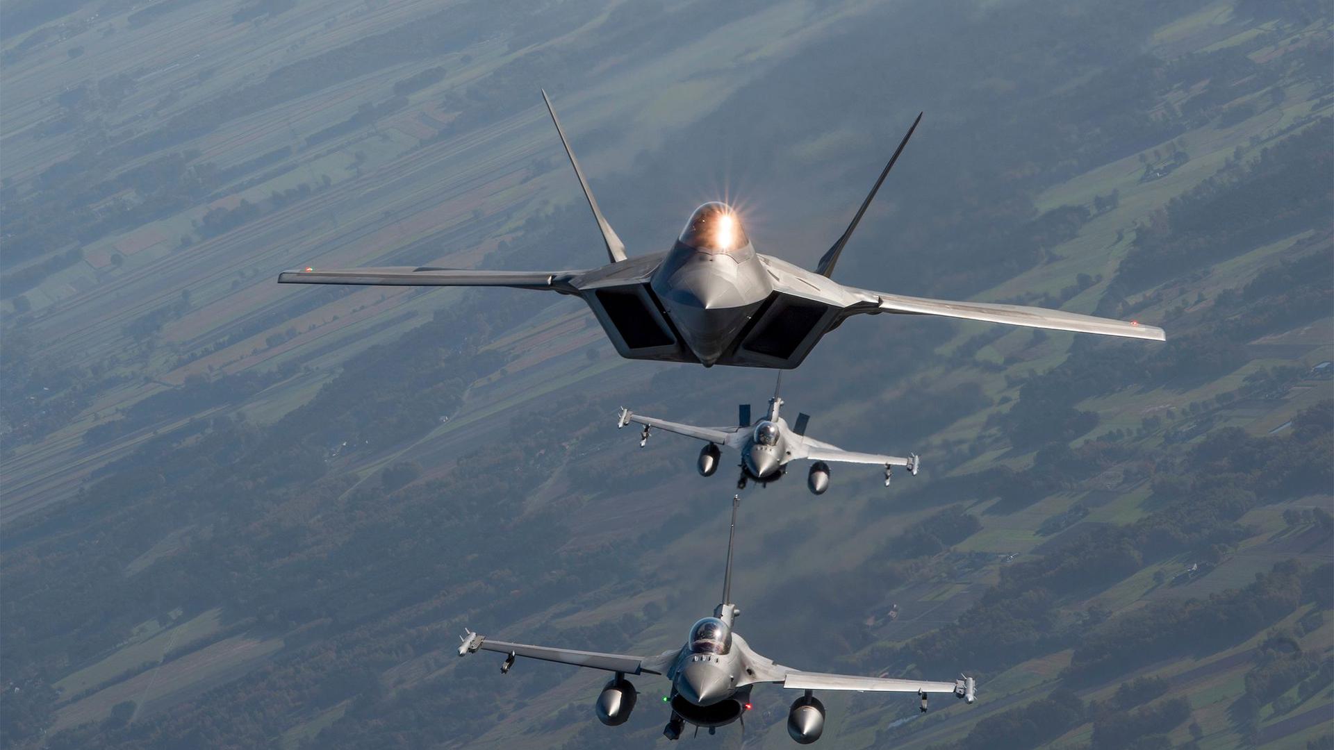 Kampfflugzeuge der US-amerikanischen und polnischen Luftwaffen führen über Polen eine Nato-Übung durch.