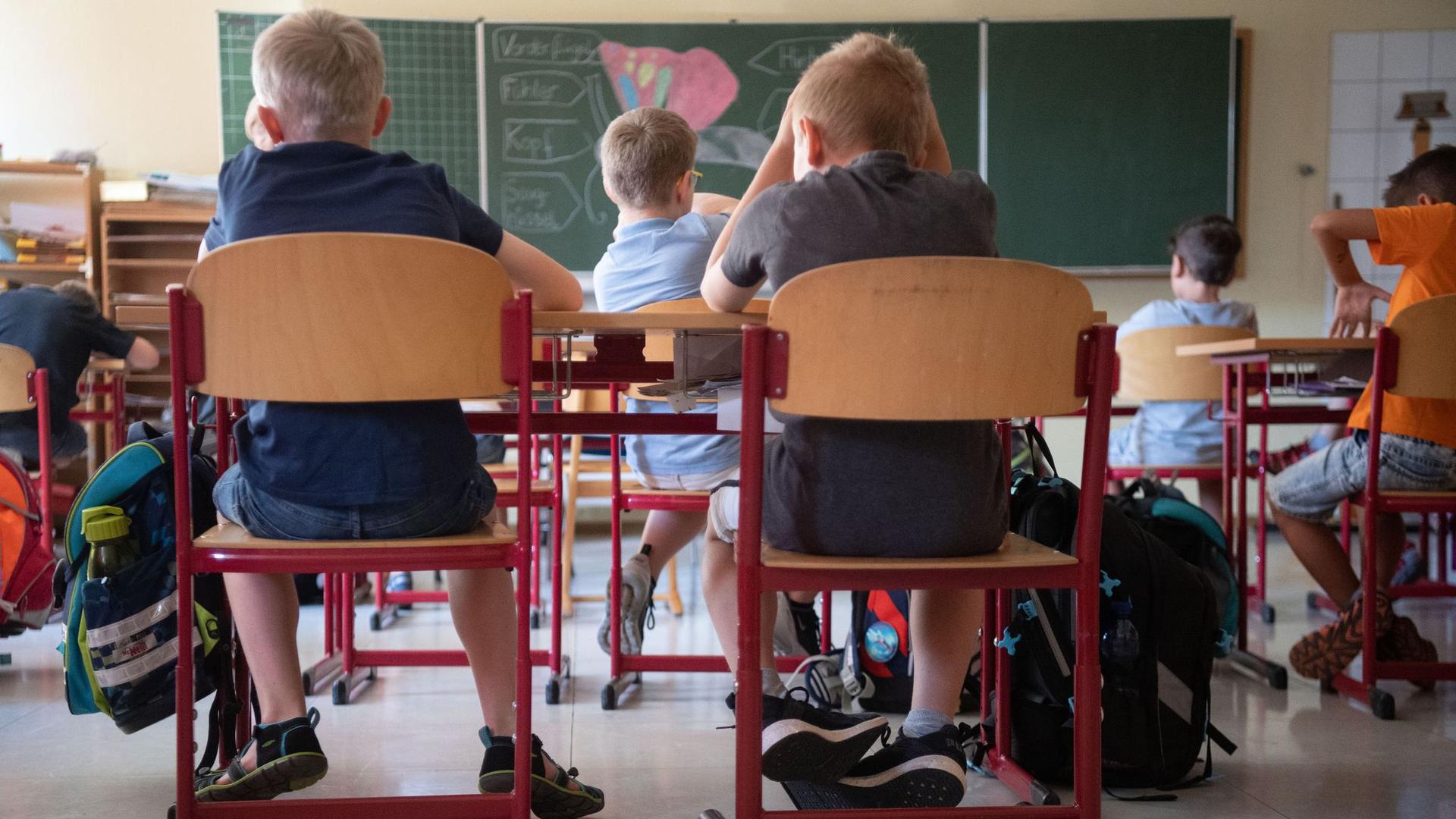 Schülerinnen und Schüler sitzen im Klassenraum einer Grundschule in Baden-Württemberg.