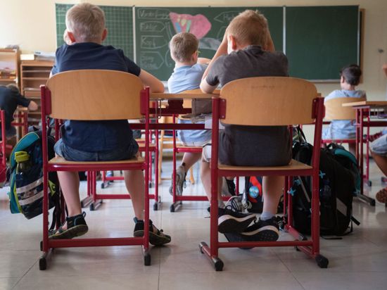 Schülerinnen und Schüler sitzen im Klassenraum einer Grundschule in Baden-Württemberg.