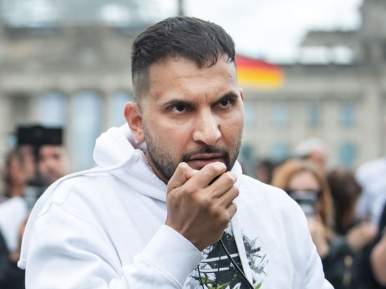 Der mit Haftbefehl gesuchte rechtsradikale Verschwörungserzähler Attila Hildmann könnte nun doch nach Deutschland ausgeliefert werden.