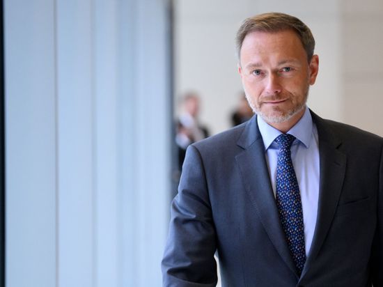 Christian Lindner, Bundesminister der Finanzen, kommt zur FDP-Fraktionssitzung im Deutschen Bundestag.