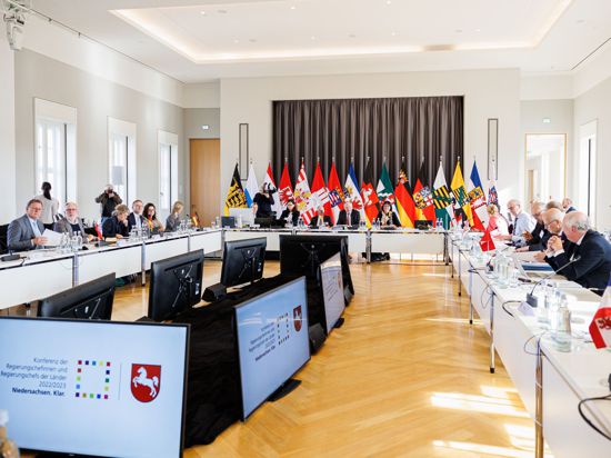 Ministerpräsidenten und Regierungschefs mehrerer Bundesländer sitzen zu Beginn der Sitzung im Schloss Herrenhausen.