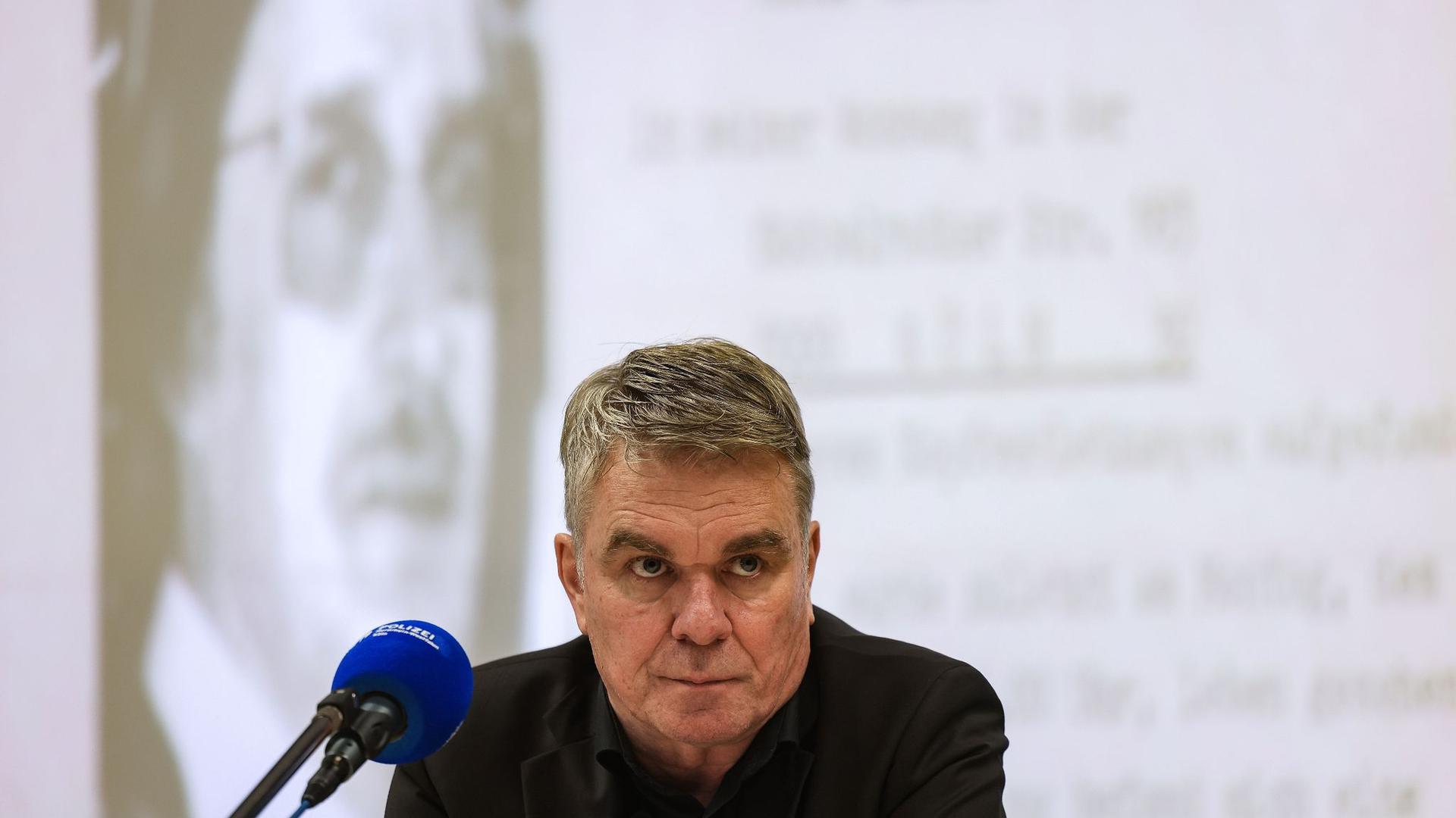 Markus Weber, Leiter der Ermittlungsgruppe „Cold Cases“, spricht nach der Festnahme eines  56-Jährigen wegen versuchten Raubmordes in Köln zur Presse.