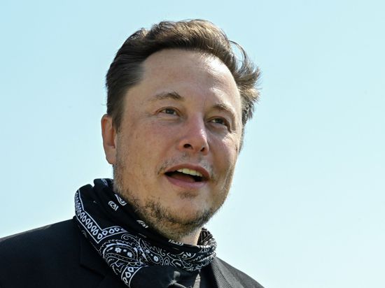 Elon Musk hat sich die Chefetage von Tiwtter vorgenommen.