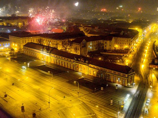 Über Potsdam steigt in der Silvesternacht 2019 Feuerwerk in den Nachthimmel auf.