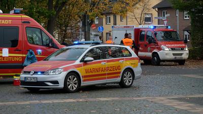 Fahrzeuge der Feuerwehr in Hürth der Nähe der Autobahn-Raststätte Ville Ost an der Autobahn 1, wo ein Tanklastzug Salzsäure verloren hat.