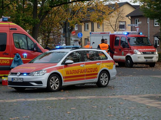 Fahrzeuge der Feuerwehr in Hürth der Nähe der Autobahn-Raststätte Ville Ost an der Autobahn 1, wo ein Tanklastzug Salzsäure verloren hat.