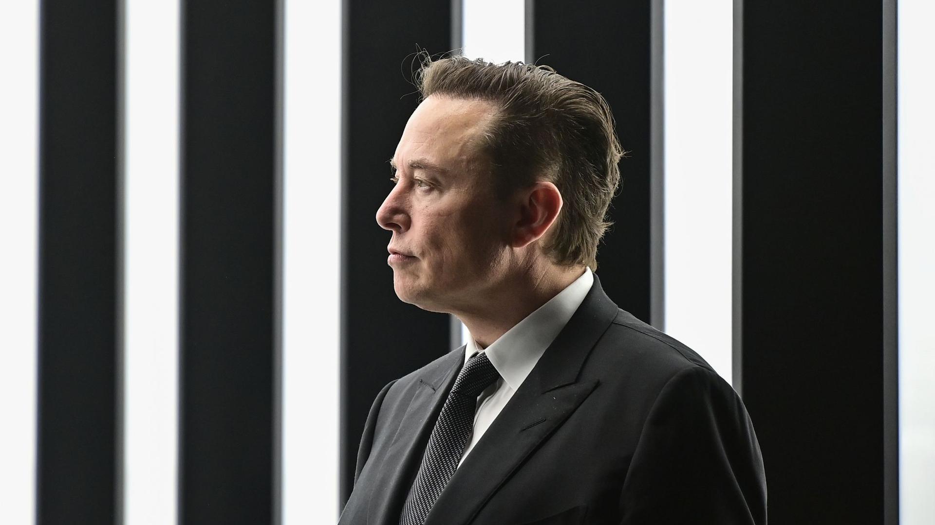 Multimilliardär Elon Musk bei der Eröffnung seiner Tesla-Fabrik in Grünheide.
