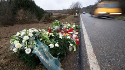 Blumen und Kerzen am Tatort, an dem Ende Januar 2022 bei Kusel zwei Polizeibeamte bei einer Verkehrskontrolle erschossen wurden.