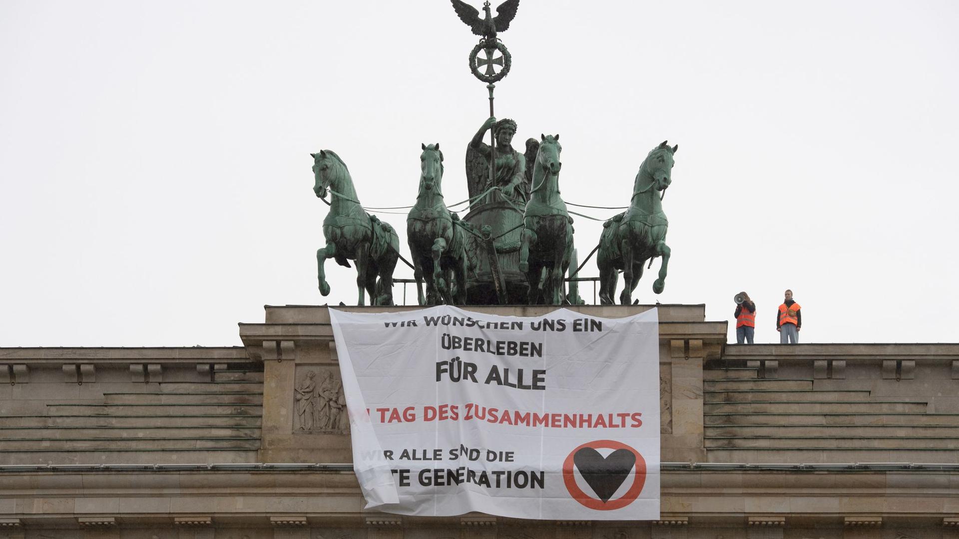 Aktivisten der Gruppe „Letzte Generation“ haben das Brandenburger Tor besetzt.