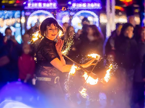 Feuerkünstlerin Nicole am Eröffnungstag beim Weihnachtsmarkt „Winterzauber“ in Berlin-Lichtenberg.