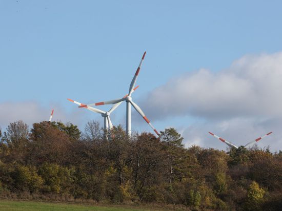 Windkrafträder stehen auf einem Feld bei Bucha in Thüringen.