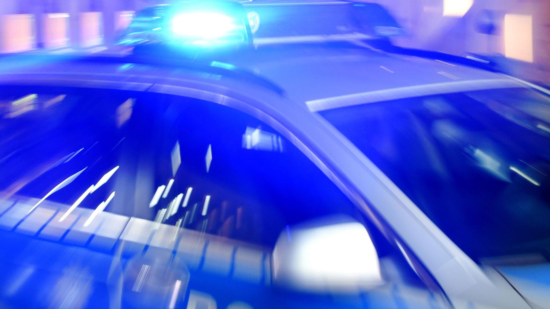 Bei einem Einsatz in Oberbayern hat die Polizei vier Tote gefunden.