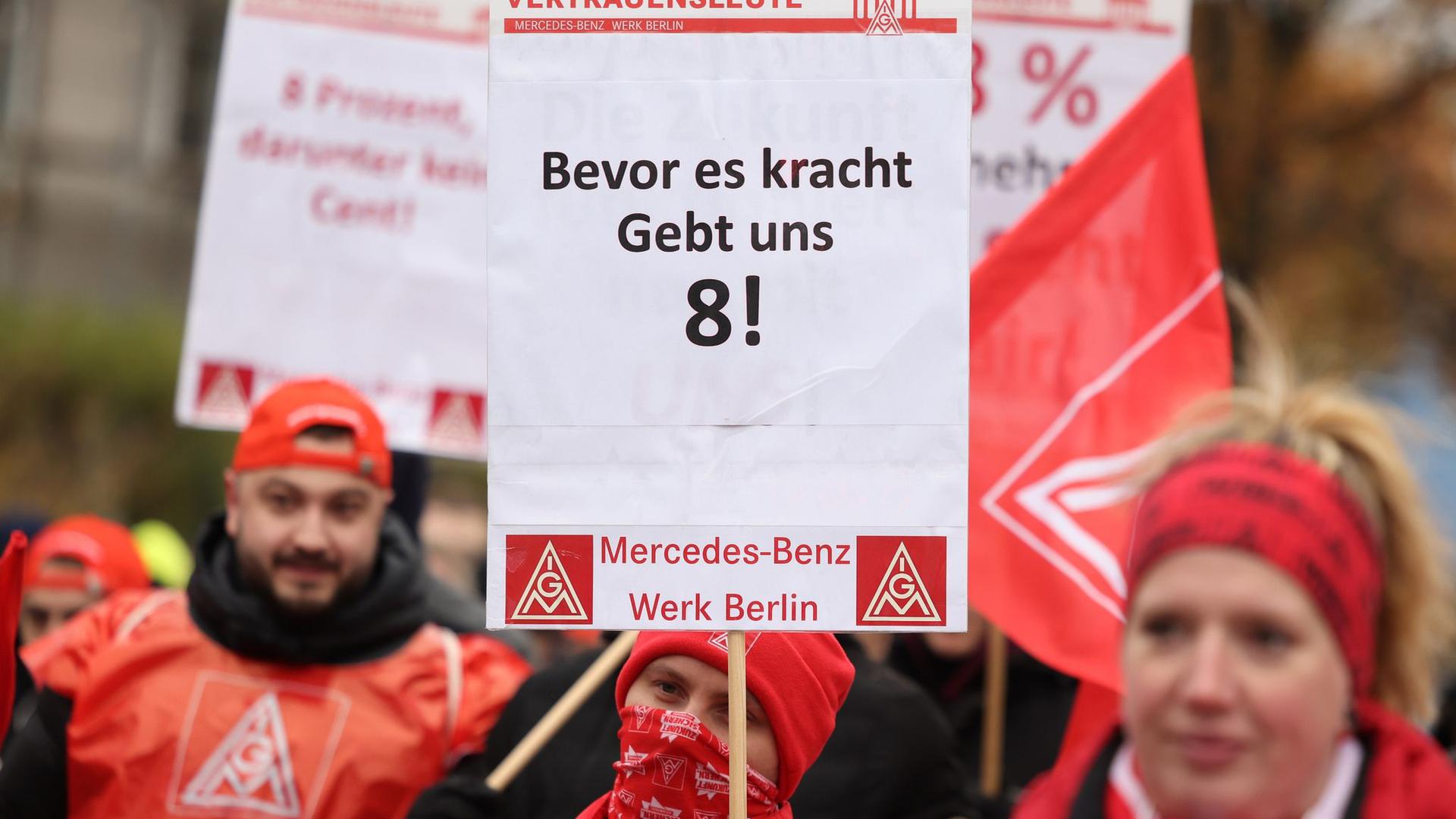 Warnstreik der Beschäftigten vor dem Mercedes-Benz Werk in Berlin.