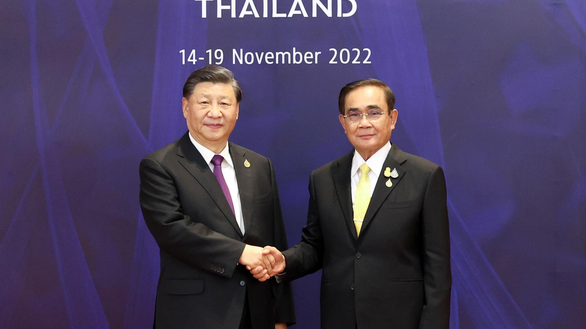 Thailands Premierminister Prayut Chan-o-cha empfängt den chinesischen Präsidenten Xi Jinping in Bangkok.