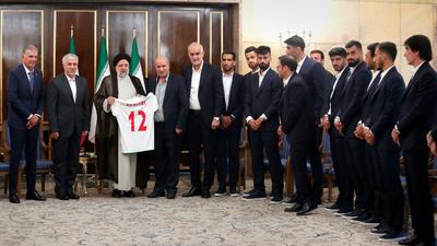 Dieses Foto sorgte für Proteste: Die Fußball-Nationalmannschaft mit Irans Präsidenten Ebrahim Raisi.