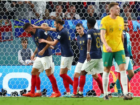 Die Franzosen feiern das Tor von Olivier Giroud (l) zum 4:1 gegen Australien.