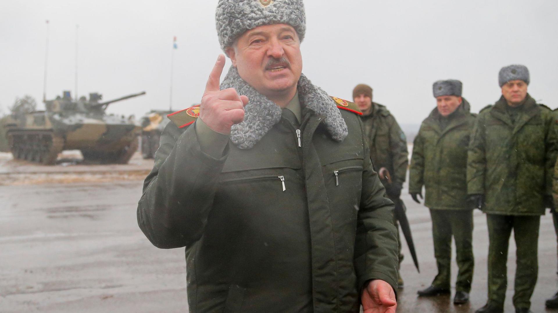 Alexander Lukaschenko auf dem Truppenübungsplatz Osipovichi.