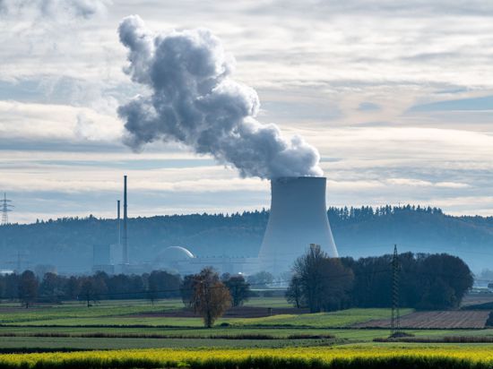 Wasserdampf steigt aus dem Kühlturm des Atomkraftwerks (AKW) Isar 2 im bayerischen Niederaichbach.