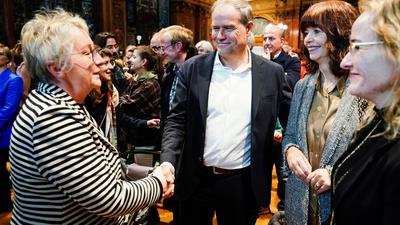 Eckart Würzner (2.v.l., parteilos) und Theresia Bauer (l, Bündnis 90/Die Grünen) begrüssen sich.