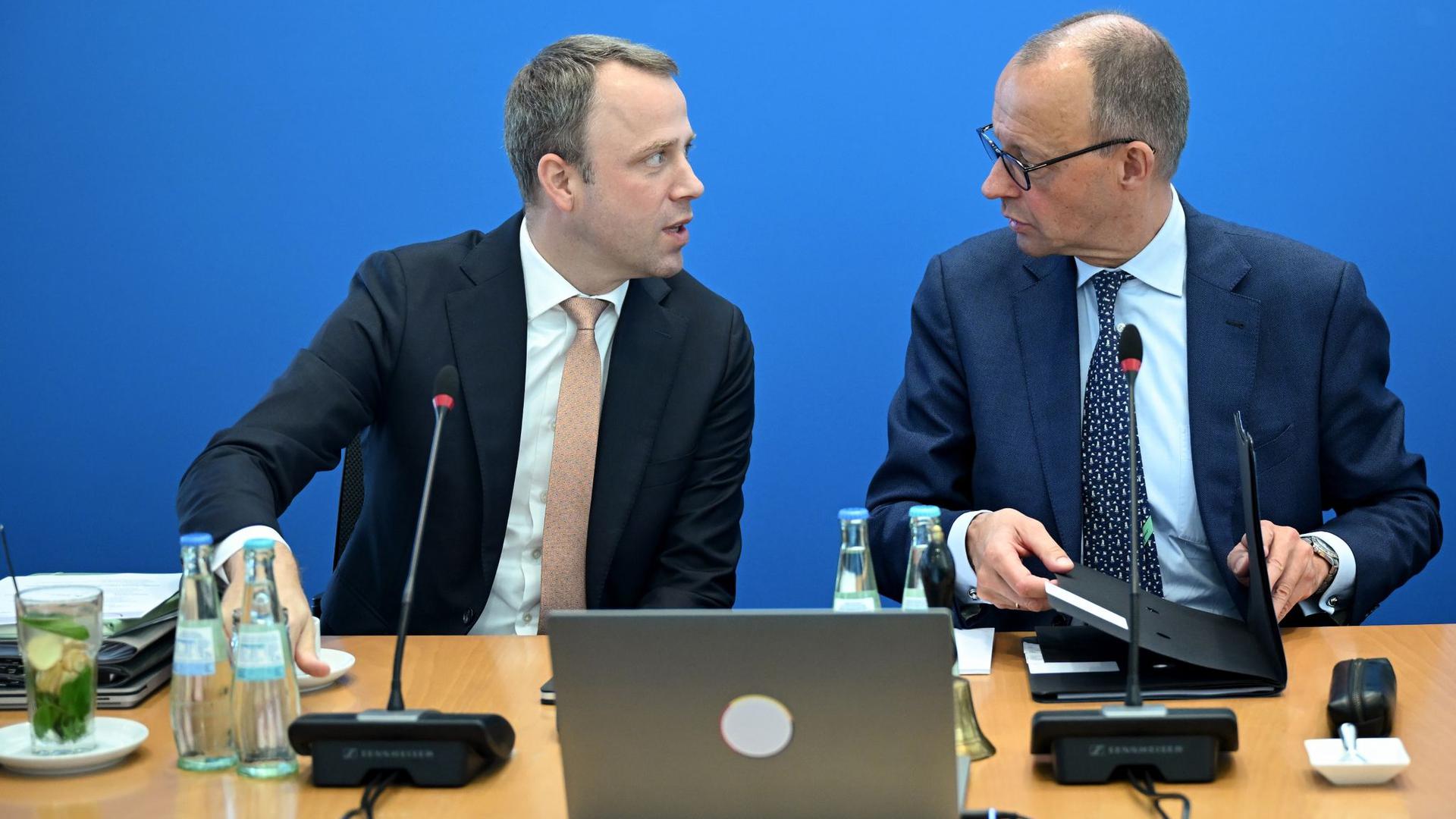 CDU Generalsekretär Mario Czaja (l) und Friedrich Merz, CDU-Bundesvorsitzender, in Berlin.